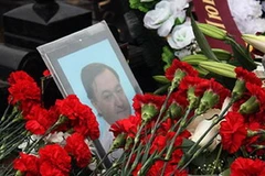 Hoa tưởng niệm luật sư Magnitsky (Nguồn: AFP)