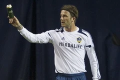 Beckham giở vỏ lon bia bị nèm vào người (Nguồn: Reuters)