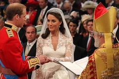 Đức tổng giám mục Canterbury tuyên bố hai người là vợ chồng (Nguồn: Guardian).