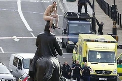 Khỏa thân gây ùn tắc gần văn phòng Thủ tướng Anh