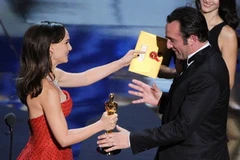 Tài tử Jean Dujardin nhận tượng vàng Oscar từ tay Natalie Portman tại lễ trao giải năm 2012 (Nguồn: AFP)