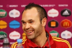 Iniesta trong buổi họp báo trước trận gặp Bồ Đào Nha (Nguồn: AFP)