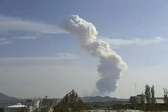 Khói bốc lên từ vụ nổ tại căn cứ quân sự Iran tháng 11/2011 (Nguồn: AP)