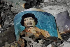 Một tấm ảnh ông Gaddafi bị đốt cháy ở Sirte (Nguồn: Reuters)
