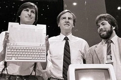 Từ trái qua: Steve Jobs, John Sculley và Steve Wozniak giới thiệu Apple IIc ở San Francisco năm 1984 (Nguồn: AP)