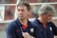 Bryan Robson trên cương vị huấn luyện viên đội tuyển Thái Lan ở AFF Cup 2010 (Nguồn: DM),