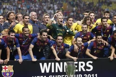 Barcelona với chiếc Siêu cúp châu Âu (Nguồn: Reuters)