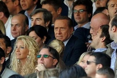 Ông Berlusconi (giữa) ngồi xem một trận đấu của Milan trên sân San Siro (Nguồn: Getty)