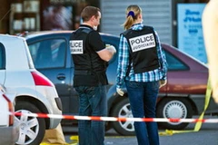 Cảnh sát tiến hành phong tỏa hiện trường trong vụ bắn chết binh sĩ tại Toulouse (Nguồn: AP)