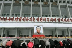 Người dân Triều Tiên viếng ông Kim Jong-Il (Nguồn: Reuters)