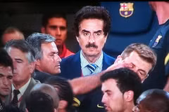 Ở góc nhìn này thì dường như Mourinho đã móc mắt Tito Vilanova (Nguồn: AS)