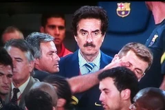 Ở góc nhìn này thì dường như Mourinho đã móc mắt Tito Vilanova (Nguồn: AS)