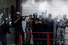 Cảnh sát Tunisia cũng thiệt hại nặng khi giải tán người biểu tình (Nguồn: AFP)