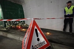 Người dân cầu nguyện ở đoạn đường hầm xảy ra tai nạn (Nguồn: AFP)