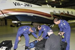 Đội cứu nạn chuẩn bị trước khi bay tới vùng biển Coral tìm kiếm xác người cha (Nguồn: news.au)