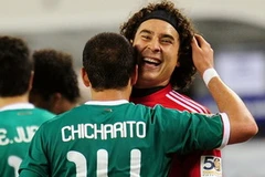 Thủ môn Ochoa chúc mừng Chicharito trong trận thắng El Salvador 5-0 ở trận ra quân (Nguồn: Getty)