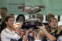Sergio Ramos là người đeo băng đội trưởng lên nhận cúp chứ không phải Casillas (Nguồn: AP)