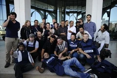 Các phóng viên tác nghiệp ở Libya chụp hình lưu niệm sau khi được giải thoát khỏi khách sạn Rixos cuối tháng 8 (Nguồn: Getty Images)