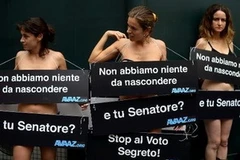 Một số phụ nữ khỏa thân phản đối cuộc bỏ phiếu ở Thượng viện về việc bãi miền ông Berlusconi hôm 15/10 (Nguồn: AFP)