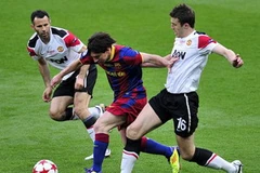 Messi đi bóng trước sự bất lực của các cầu thủ M.U (Nguồn: Getty)