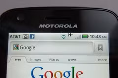 Chiếc Motorola Droid hiển thị công cụ tìm kiếm Google (Nguồn: Reuters)