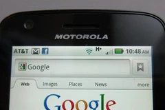 Chiếc Motorola Droid hiển thị công cụ tìm kiếm Google (Nguồn: Reuters)
