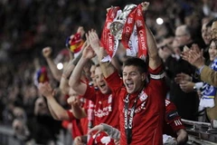 Đội trưởng Steven Gerrard nâng cao cúp vô địch (Nguồn: Reuters)