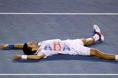 Djokovic nằm dài ra sân ăn mừng chiến thắng (Nguồn: AFP)