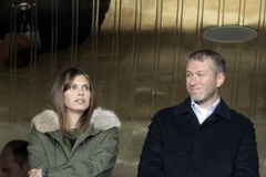 Abramovich và bạn gái Dasha Zhukova (Nguồn: Reuters)