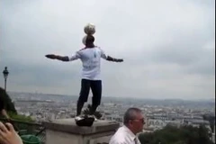 Ảnh chụp cảnh Iya Traore tâng bóng (chụp lại từ YouTube)