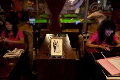 Các cô gái Trung Quốc tìm bạn trên mạng (Nguồn: AFP)