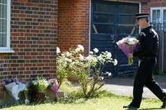Cảnh sát đặt hoa tại nhà của các nạn nhân ở Anh (Nguồn: AFP)