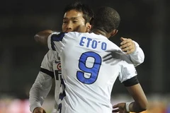 Sau khi ghi bàn, Eto'o đã chạy lại chia sẻ với Nagamoto (Nguồn: Getty Images).