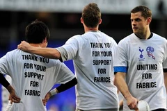 Các cầu thủ hai đội ra sân với chiếc áo mang dòng chữ đoàn kết vì Muamba (Nguồn: Getty Images)