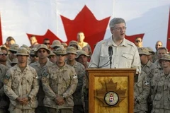 Ông Stephen Harper phát biểu trước các binh sĩ Canada đóng tại Kandahar (Nguồn: Reuters)