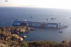 Tàu Costa Concordia mắc cạn (Nguồn: AFP) 