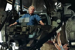 Đạo diễn James Cameron và thiết bị để lặn xuống rãnh Mariana (Nguồn: New Yorker)