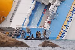 Nhân viên cứu hộ tiếp xúc với tàu Costa Concordia (Nguồn: AFP)