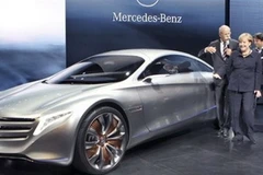 Thủ tướng Đức Angela Merkel bên một mẫu Mercedes mới tại triển lãm xe hơi Frankfurt tháng trước (Nguồn: AP)