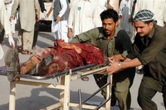 Những người bị thương được đưa đi cấp cứu (Nguồn: AP)