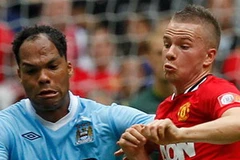 Tim Cleverley (phải) tranh bóng cùng Lescott trong trận tranh Community Shield (Nguồn: Getty)