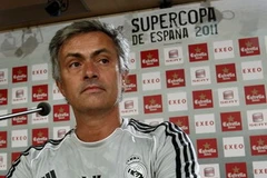Mourinho trong cuộc họp báo trước trận lượt đi Siêu Cúp (Nguồn: Reuters)