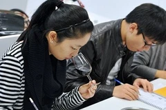 Sinh viên Trung Quốc học về rượu nho ở Bordeaux (Nguồn: AFP)