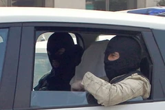 Abdelkader Merah được trùm mặt khi bị di lý lên Paris (Nguồn: AFP)