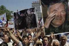 Người Serbia biểu tình phản đối dẫn độ tướng Ratko Mladic. (Nguồn: AP)