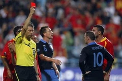 Rooney lĩnh thẻ đỏ do đá đối phương (Nguồn: AP)