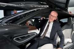 Quan chức điều hành cấp cao của Opel Karl-Thomas Neumann bên chiếc Monza (Nguồn: AFP)