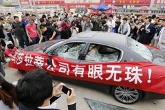 Đại gia đập nát Maserati phản đối dịch vụ bảo hành