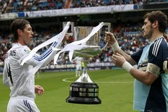 Ramos và Casillas khoe chiếc cúp nhà Vua với các cổ động viên nhà, nhưng không thể đem về chiến thắng trước Zaragoza (Nguồn: Reuters)