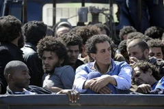 Lực lượng trung thành với ông Gaddafi bị bắt làm tù binh (Nguồn: Reuters)